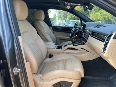 Used 2022 Porsche Cayenne AWD/4WD image 33