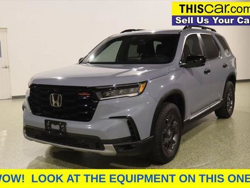 Used 2025 Honda Pilot TrailSport image 3