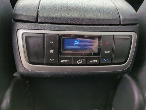 Used 2018 Toyota Highlander SE image 40