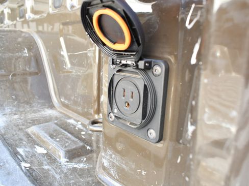 Used 2023 Chevrolet Silverado 1500 LT RWD image 9