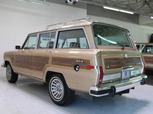 Used 1989 Jeep Grand Wagoneer image 3