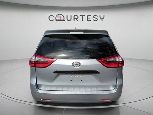 Certified 2020 Toyota Sienna L FWD image 5