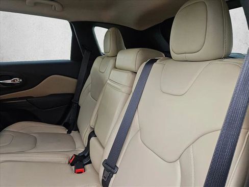 Used 2016 Jeep Cherokee Limited FWD image 22
