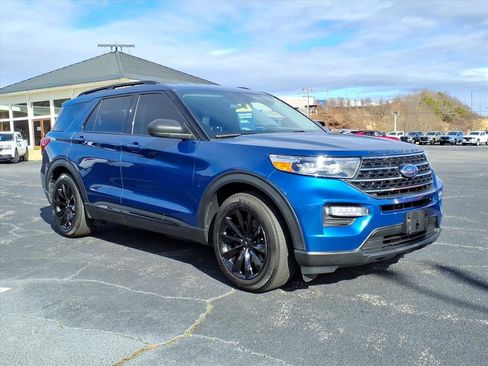 Used 2021 Ford Explorer XLT image 2
