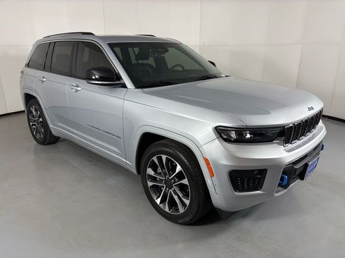 Used 2022 Jeep Grand Cherokee Overland w/ Luxury Tech Group IV image 2