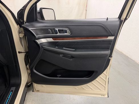 Used 2018 Ford Explorer Platinum AWD/4WD image 10