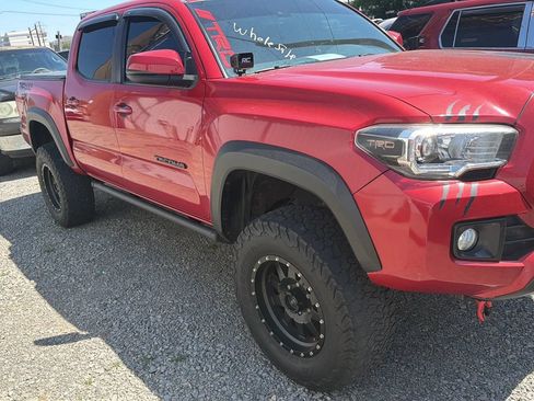 Used 2019 Toyota Tacoma TRD Off-Road AWD/4WD image 12