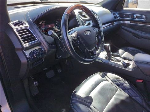 Used 2017 Ford Explorer Platinum image 10