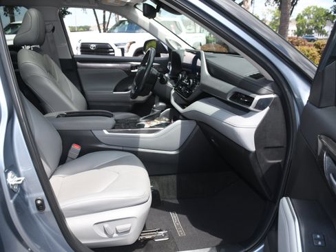 Used 2023 Toyota Highlander Platinum FWD image 23