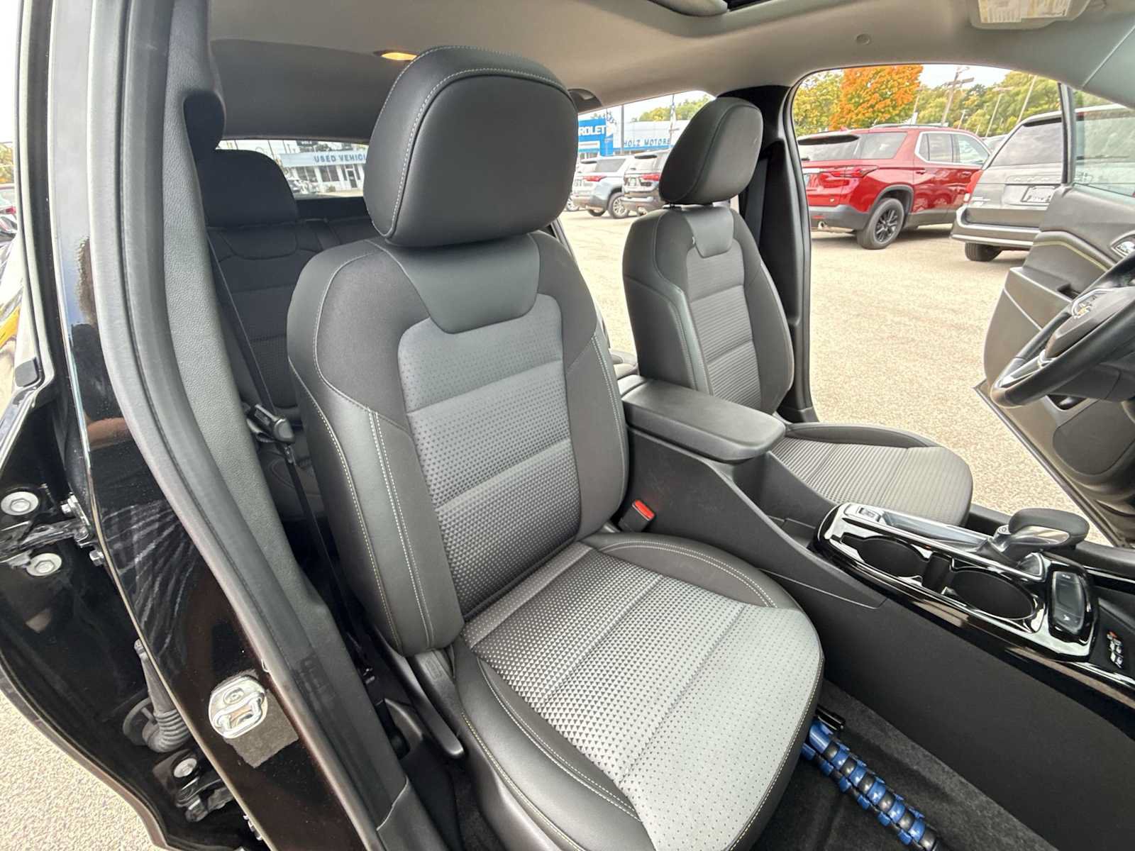 Certified 2024 Chevrolet Trax LT w/ Sunroof Package FWD image 27