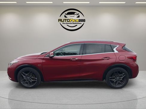 Used 2018 INFINITI QX30 Premium w/ Navigation Package FWD image 4