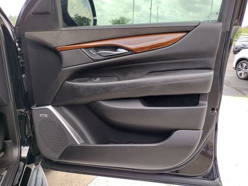 Used 2019 Cadillac Escalade ESV Luxury AWD/4WD image 23