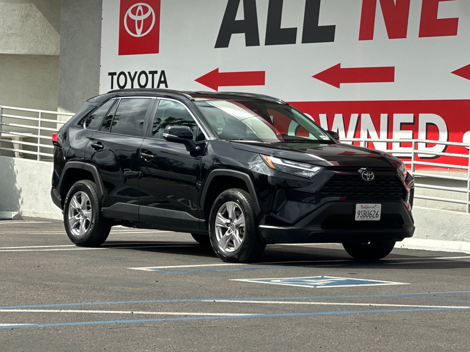 Used 2025 Toyota RAV4 XLE AWD/4WD image 8