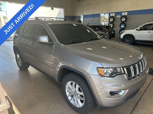 Used 2018 Jeep Grand Cherokee Laredo image 2