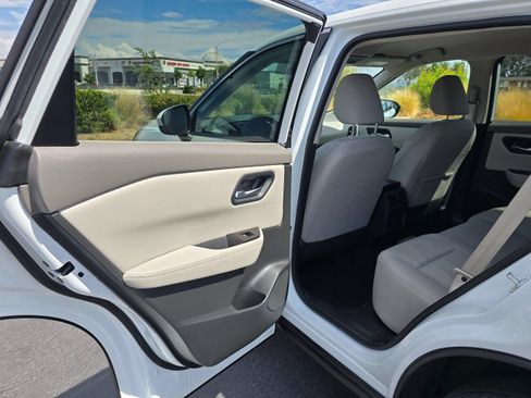 Used 2025 Nissan Rogue SV FWD image 18