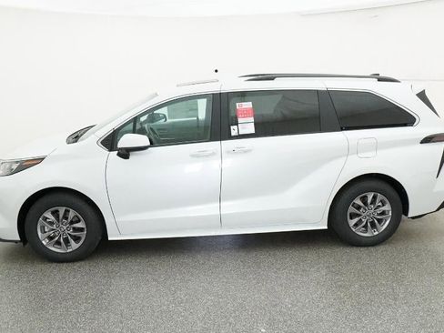 New 2026 Toyota Sienna XLE image 3