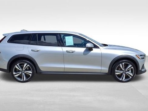 Certified 2025 Volvo V60 B5 Cross Country Plus AWD/4WD image 9