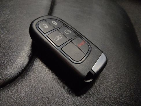 Used 2019 Jeep Cherokee Latitude Plus w/ Comfort/Convenience Group image 32