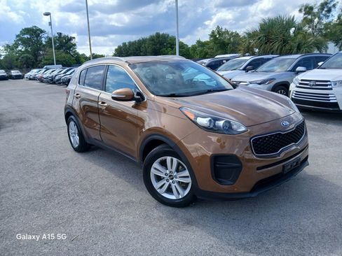 Used 2018 Kia Sportage LX w/ LX Technology Package FWD image 2