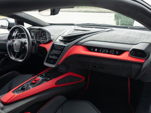 Used 2024 Lamborghini Revuelto image 18