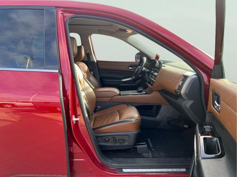Used 2023 Nissan Pathfinder Platinum FWD image 13