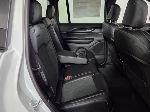 New 2025 Jeep Grand Cherokee Altitude image 32