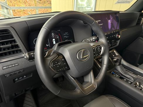 Used 2025 Lexus GX 550 w/ Accessory Package (2T) AWD/4WD image 13