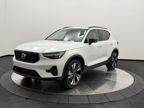 Used 2025 Volvo XC40 B5 Ultra AWD/4WD image 3