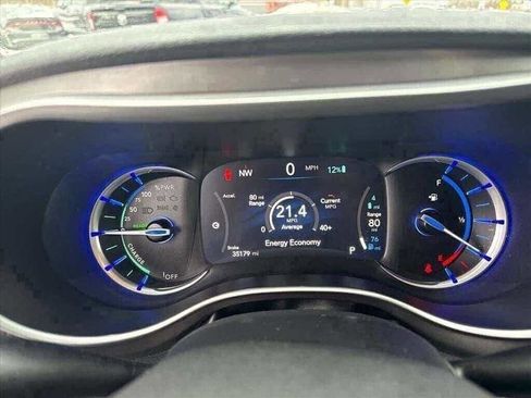 Used 2023 Chrysler Pacifica Touring-L w/ Uconnect Theater Family Group image 20