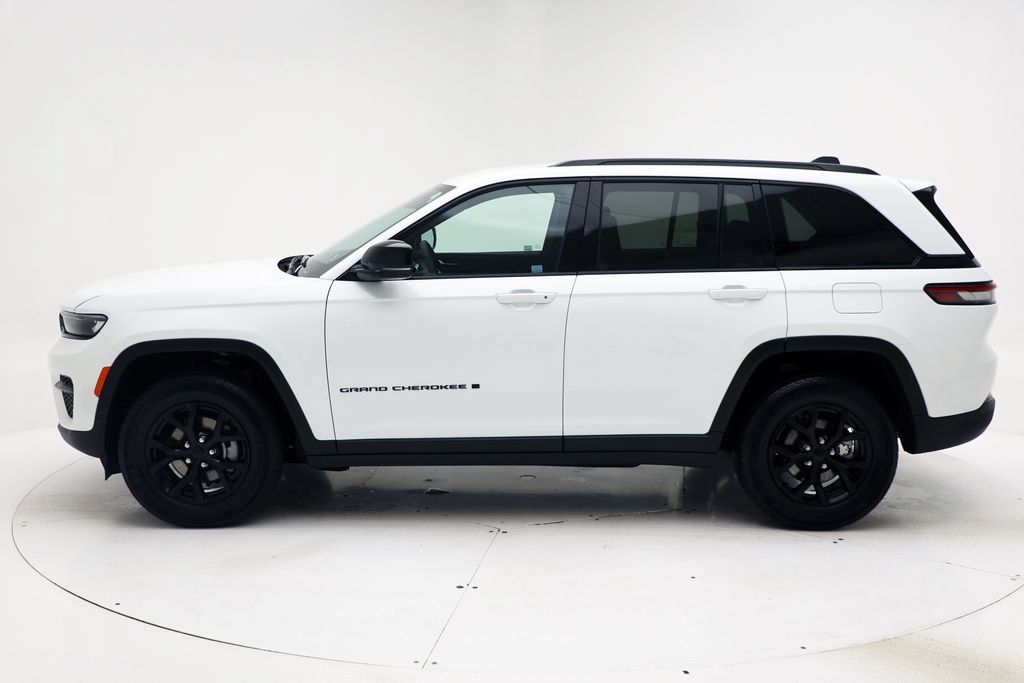 Used 2025 Jeep Grand Cherokee Altitude AWD/4WD image 5