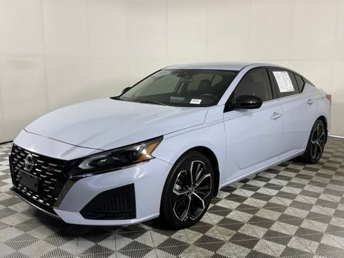 Used 2023 Nissan Altima 2.5 SR FWD image 2