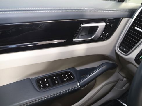 Used 2020 Porsche Cayenne AWD/4WD image 36