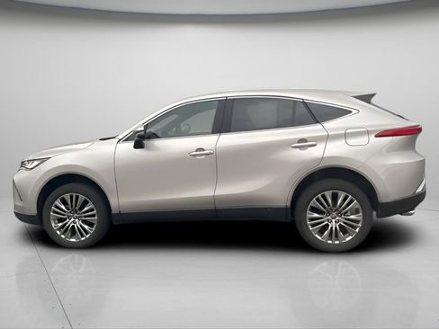 Used 2024 Toyota Venza XLE image 8