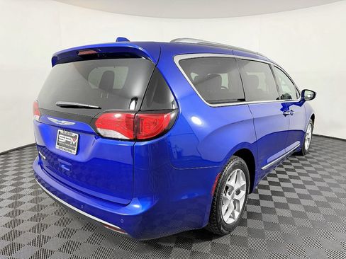 Used 2018 Chrysler Pacifica Touring-L w/ Tire & Wheel Group FWD image 7