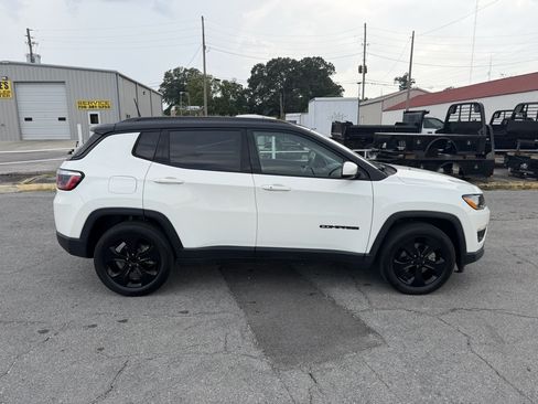 Used 2019 Jeep Compass Latitude FWD image 2
