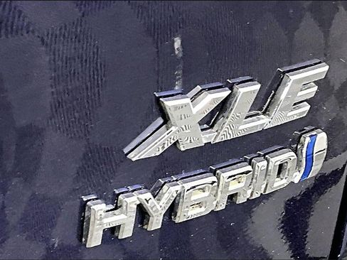 Used 2021 Toyota RAV4 XLE Premium image 24