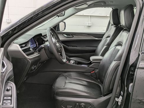 Used 2023 Jeep Grand Cherokee Limited w/ Black Appearance Package image 3