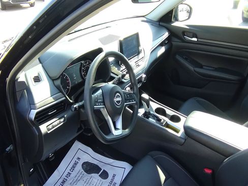 Used 2025 Nissan Altima 2.5 SV FWD image 15