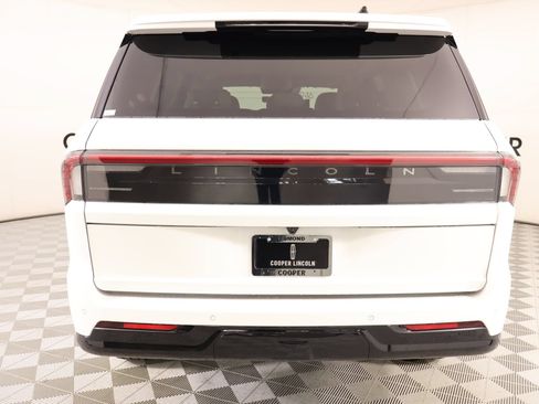 New 2026 Lincoln Navigator Premiere AWD/4WD image 23