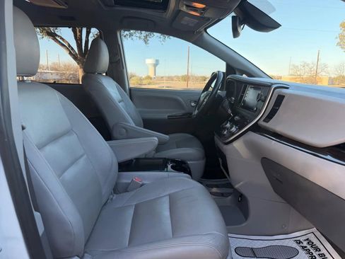 Used 2020 Toyota Sienna XLE image 18