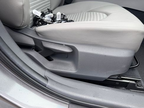 Used 2018 Toyota Camry SE w/ Moonroof Package FWD image 31