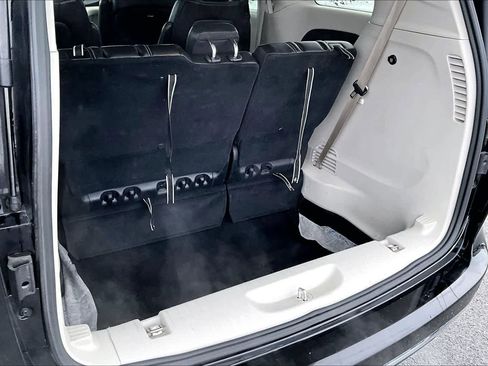 Used 2024 Chrysler Pacifica Touring-L image 19