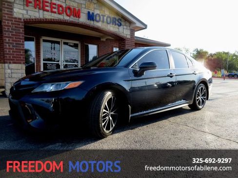 Used 2020 Toyota Camry SE FWD image 1