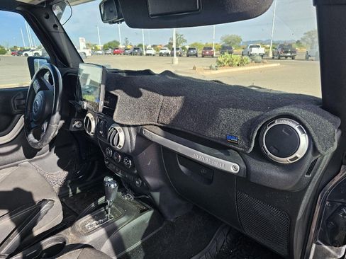 Used 2016 Jeep Wrangler Unlimited Rubicon w/ Connectivity Group AWD/4WD image 25