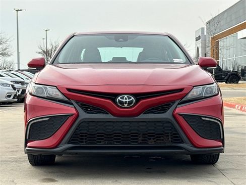 Used 2024 Toyota Camry SE image 3
