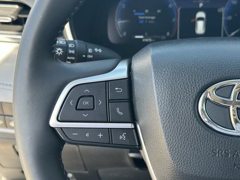 Used 2023 Toyota Highlander Limited FWD image 13