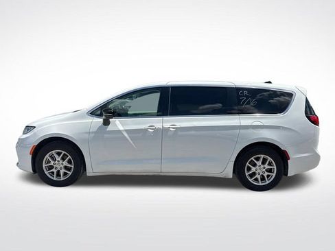 Used 2024 Chrysler Pacifica Touring-L FWD image 4