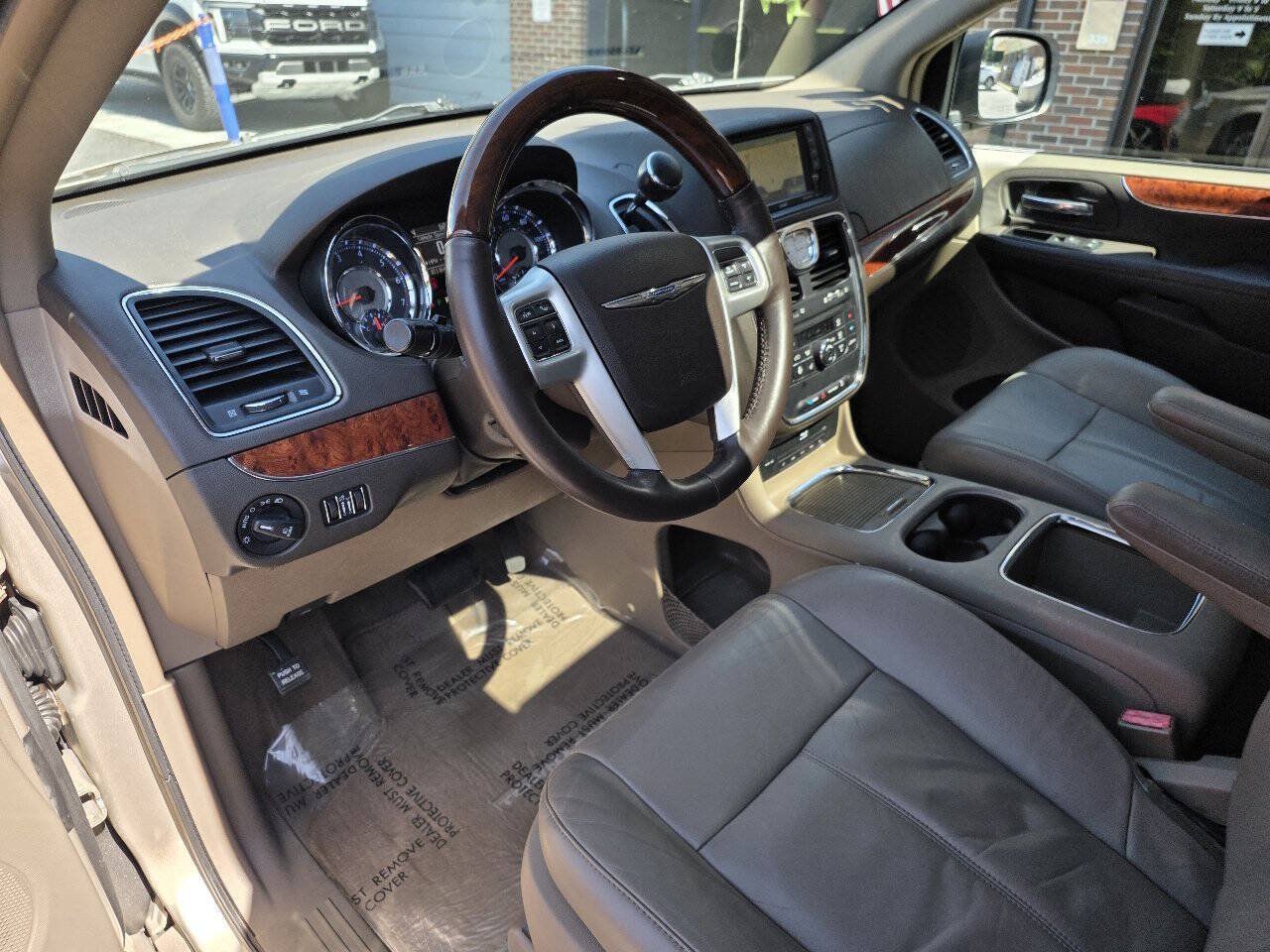 Used 2015 Chrysler Town & Country Limited Platinum FWD image 10