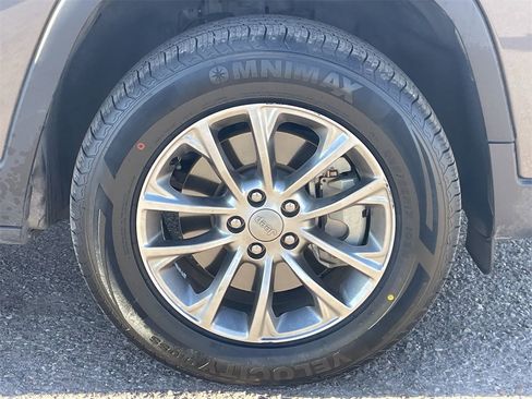 Used 2019 Jeep Cherokee Latitude Plus w/ Comfort/Convenience Group image 9