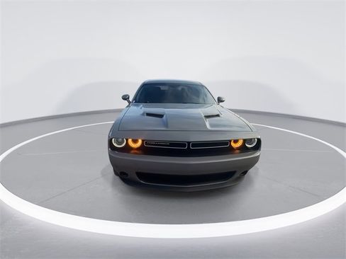 Used 2018 Dodge Challenger SXT image 3